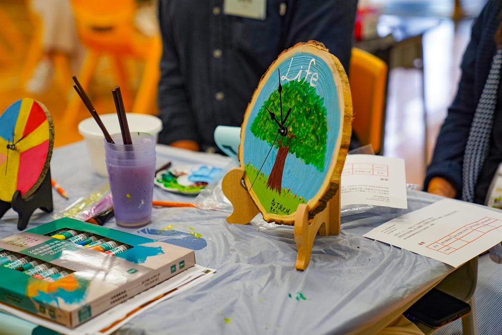 北拓展處聯同金錢村何東學校合作舉辦「樹木再升級工作坊 - 環保時鐘由你造」。 活動善用了新發展區工程所收集到的園林物料製作環保時鐘，從而鼓勵升級再造，推動「樹木再生 生命升級」的理念，共同攜手賦予樹木第二生命。